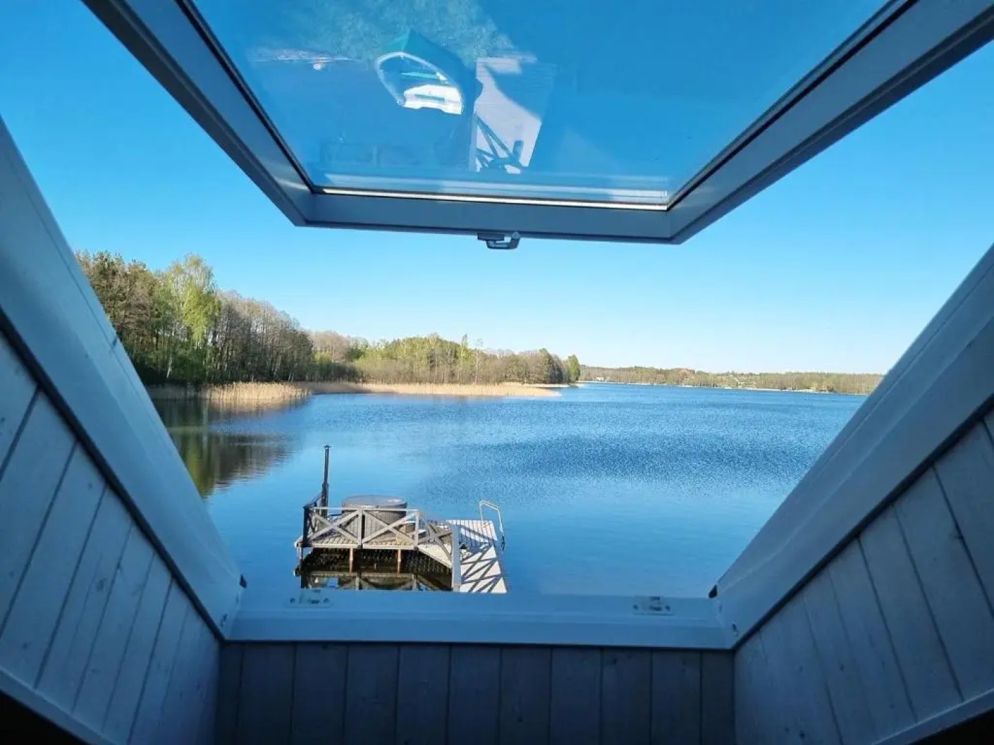 Pirties namelis ant ežero kranto