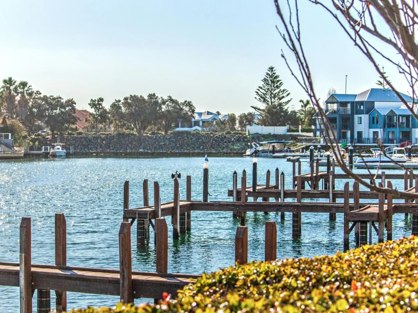 Waters Edge Apartment with Jetty