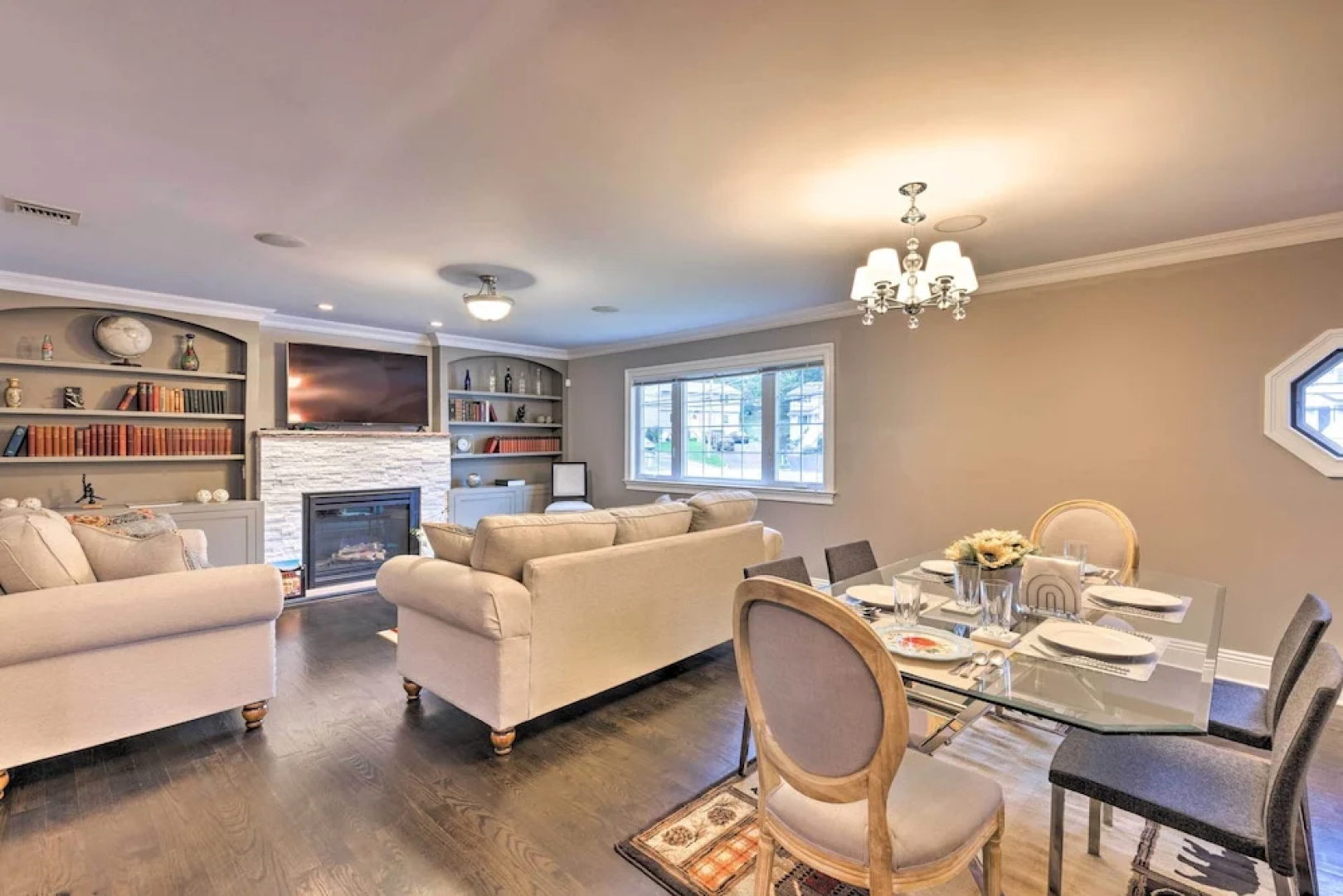 25 Mi to Nyc: Walkable Long Island Apt w/ Balcony