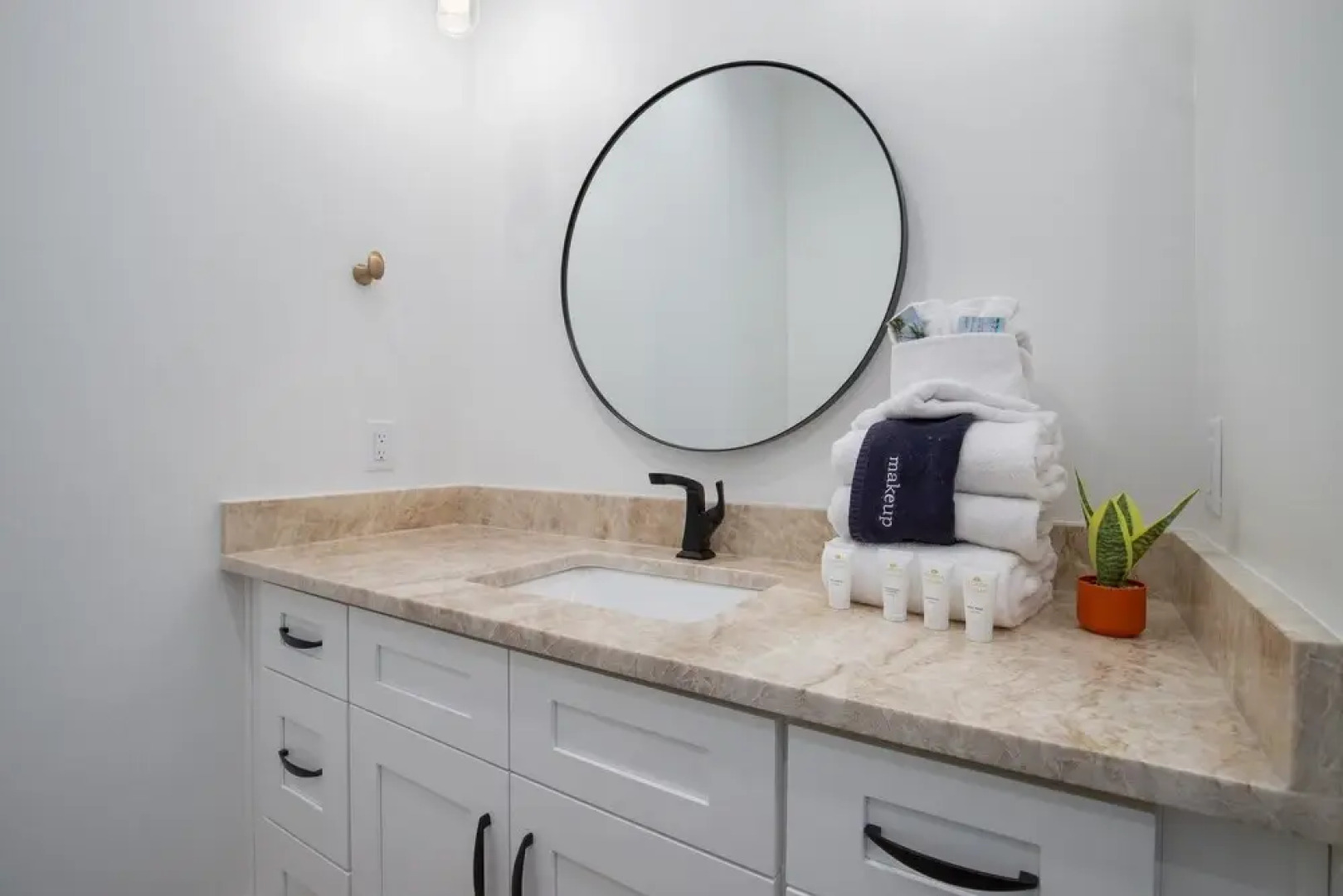 Mockingbird by Avantstay Modern Design Minutes From the Beach