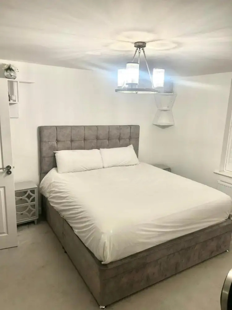 High END Spacious 4 Bed House - Free Parking