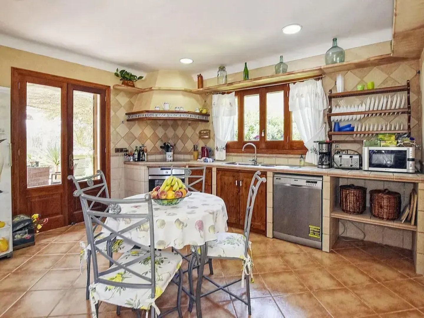 Luxurious Villa Perfect for Large Families, Near the Beach