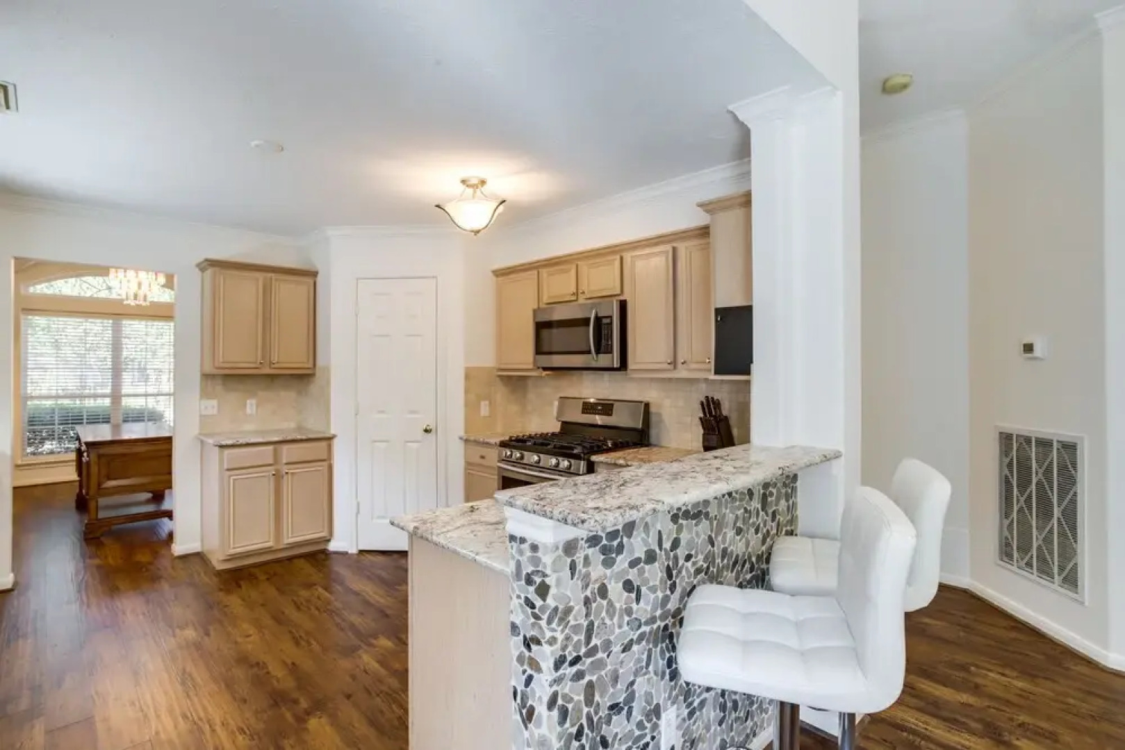 Pet-friendly Spring Home - 4 Mi to Six Flags!