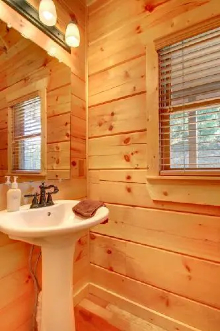 BEAR RIDGE Apartment 4 NEVAEH CABIN RENTALS