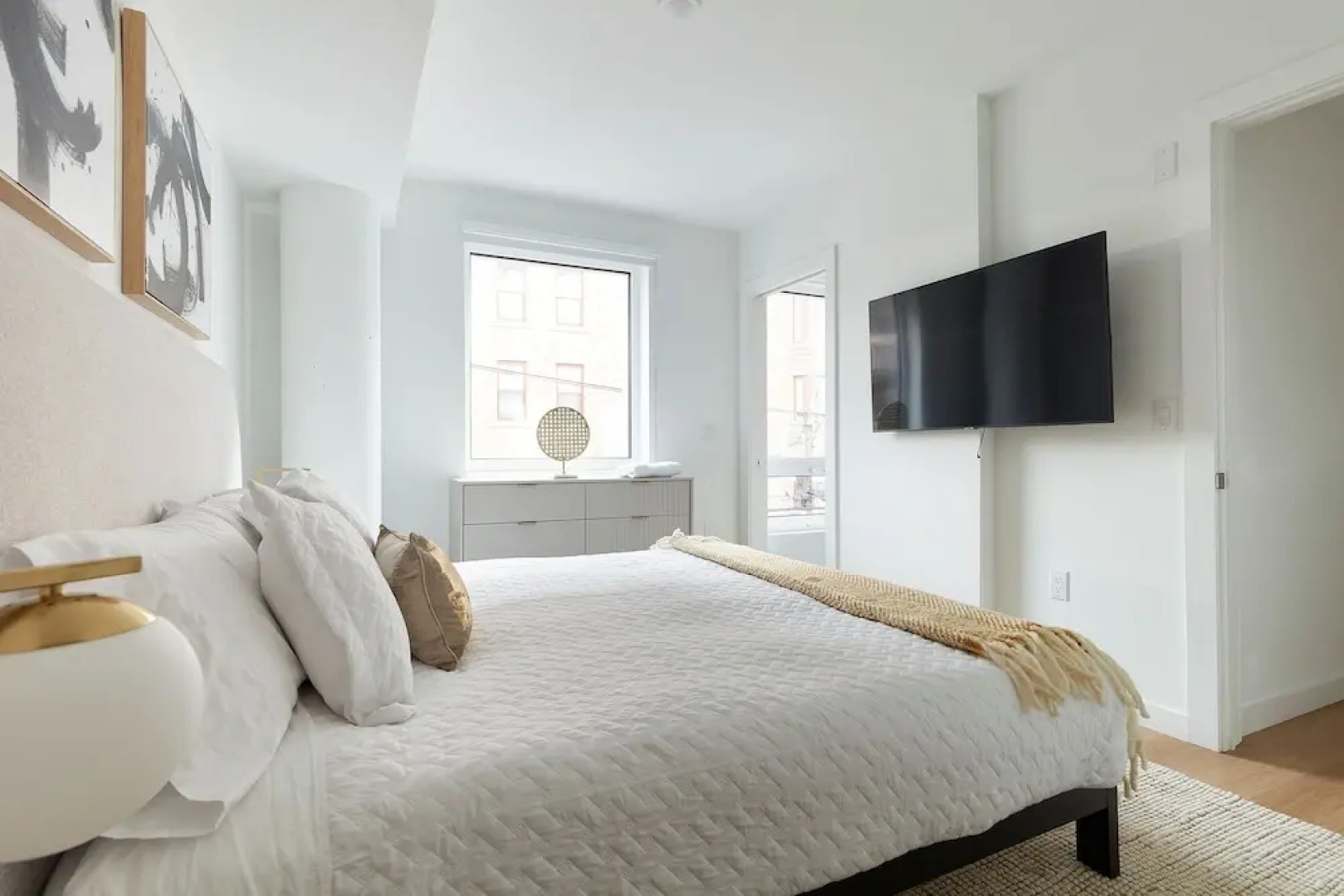 Airy 3 BR Flat w Shared Deck - gym - Mins to NYC