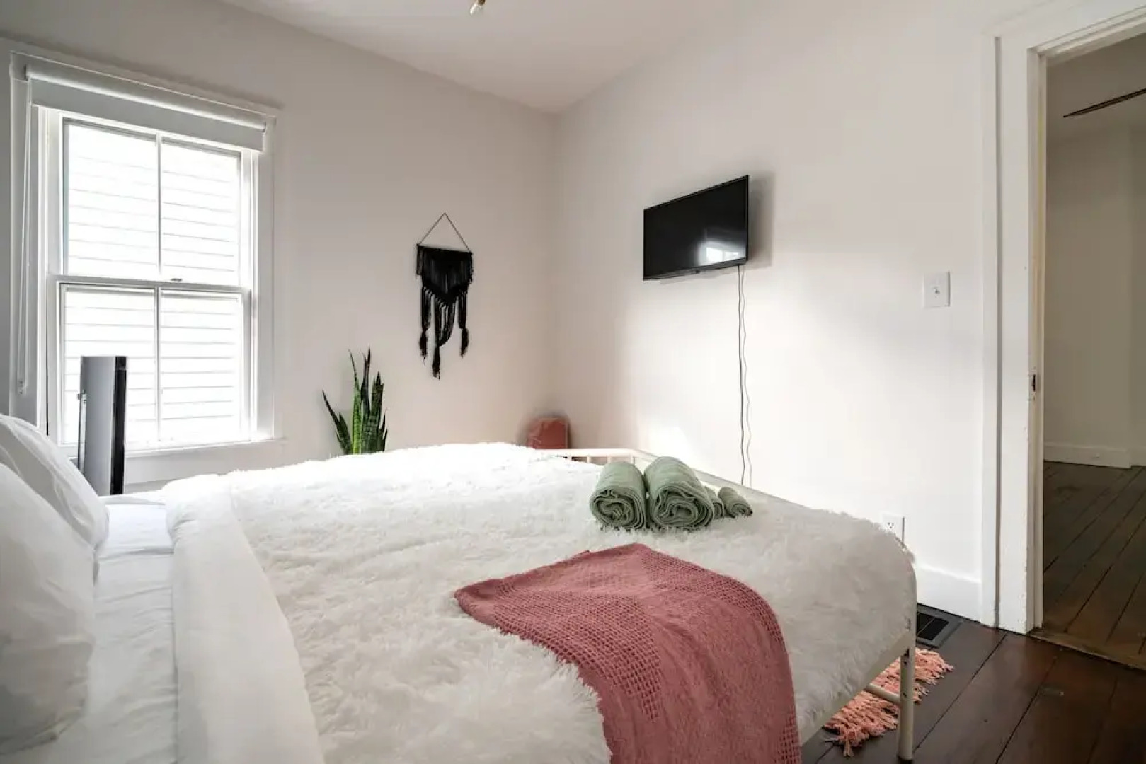 Prime Location Top Rated Clean Parking Free