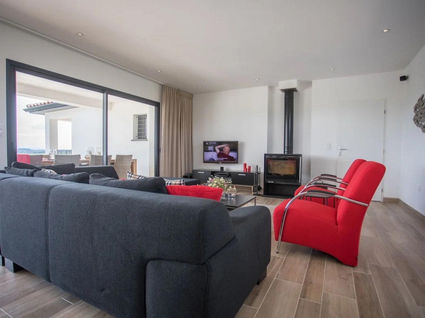 Modern Villa in Azille with Private Pool and Jacuzzi