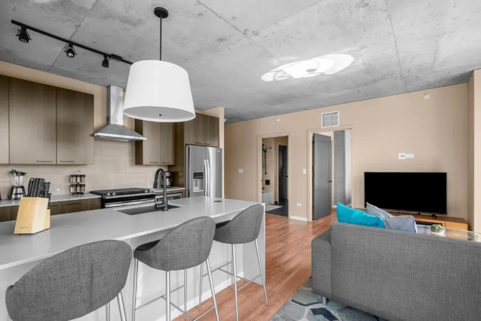 3BR Elegant Glass Penthouse Pool With Deck & Gym