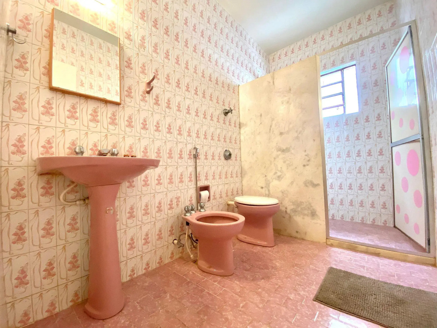 Casa 5 quartos, ampla, a 100 metros da praia. Amigos e família são bem vindos a essa casa. Venha viver momentos inesquecíveis aqui.