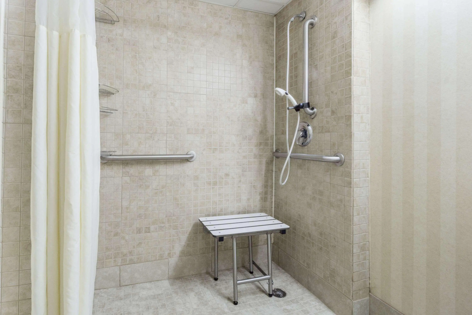 Days Inn & Suites by Wyndham Columbus East Airport