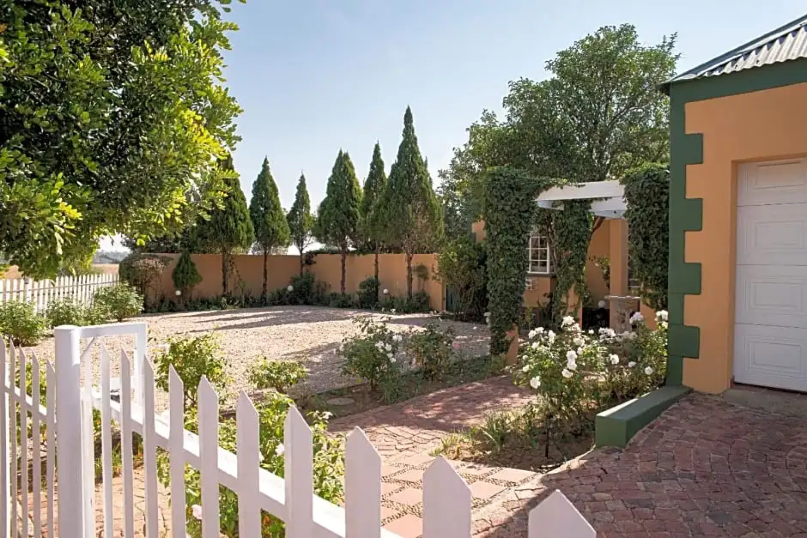 Roses And Pebbles B & B Guest House