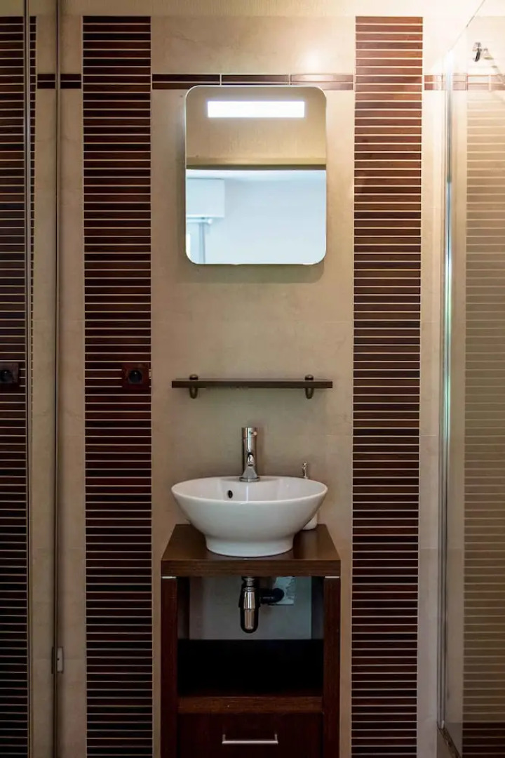 Chic Appartement avec Terrasse, Parking Privatif