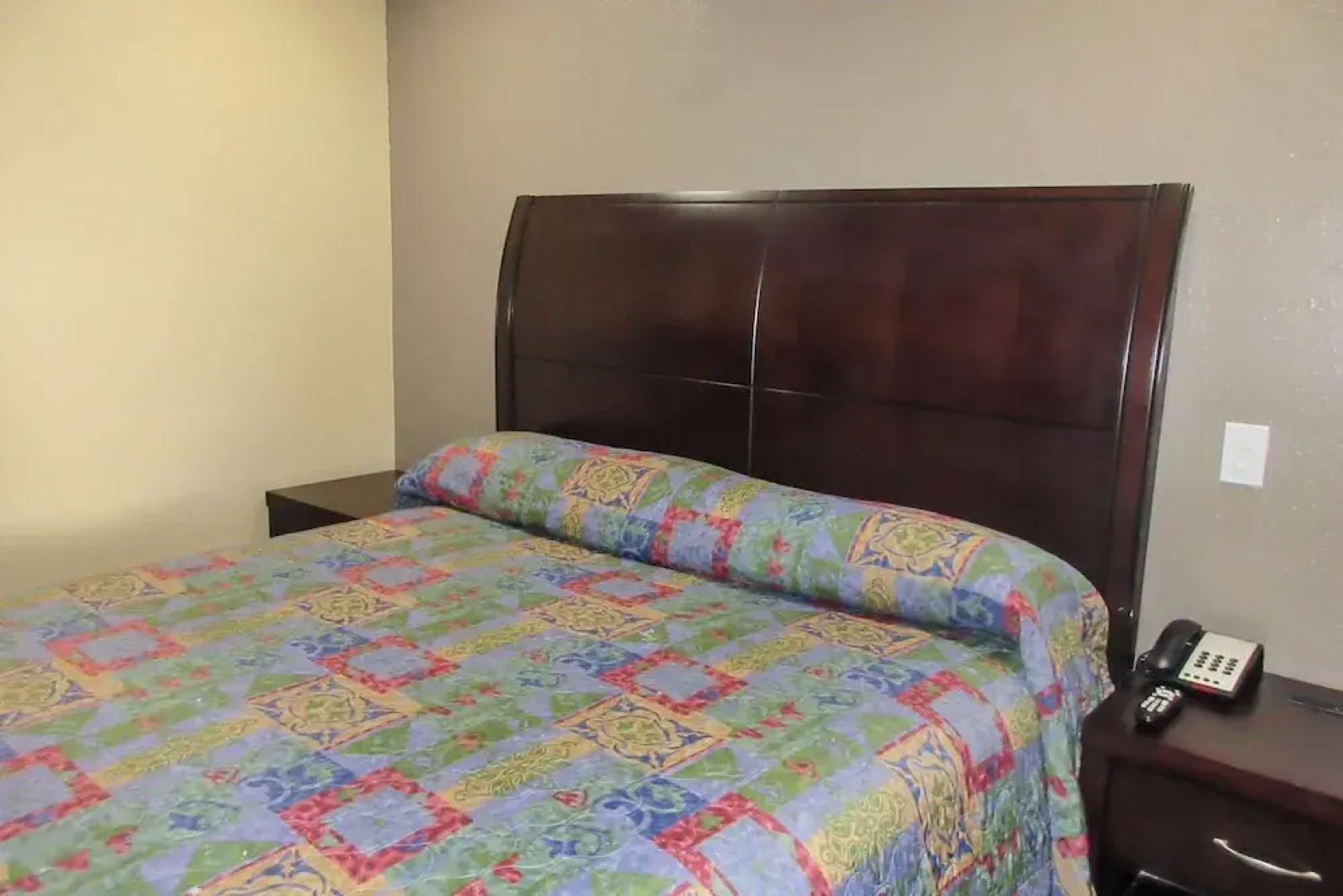 Econo Lodge Inn & Suites