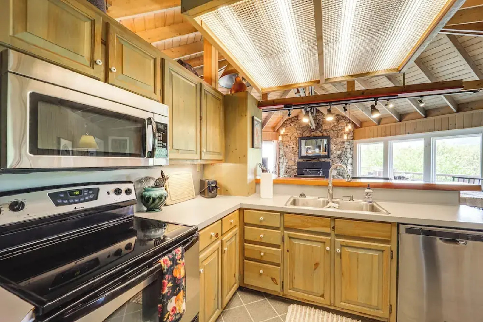 8 Mi to Ski Slopes! Hot Tub Haven in Seven Devils