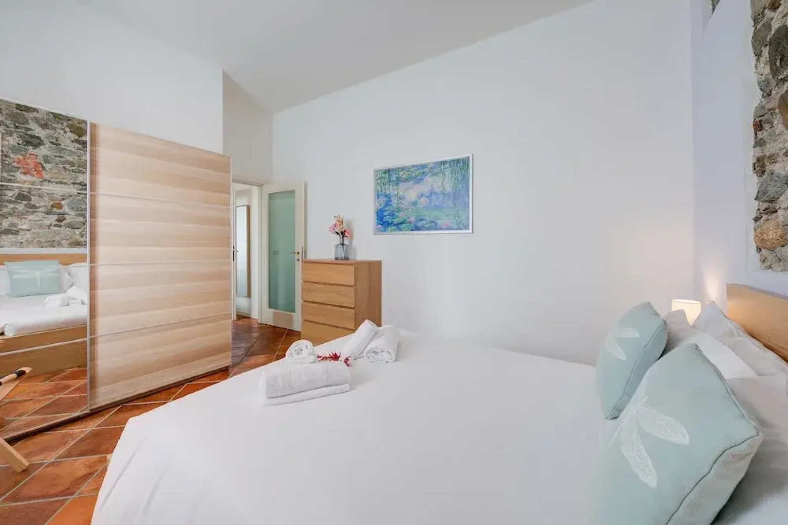 La Voce Del Lago Pied Dans L' Eau