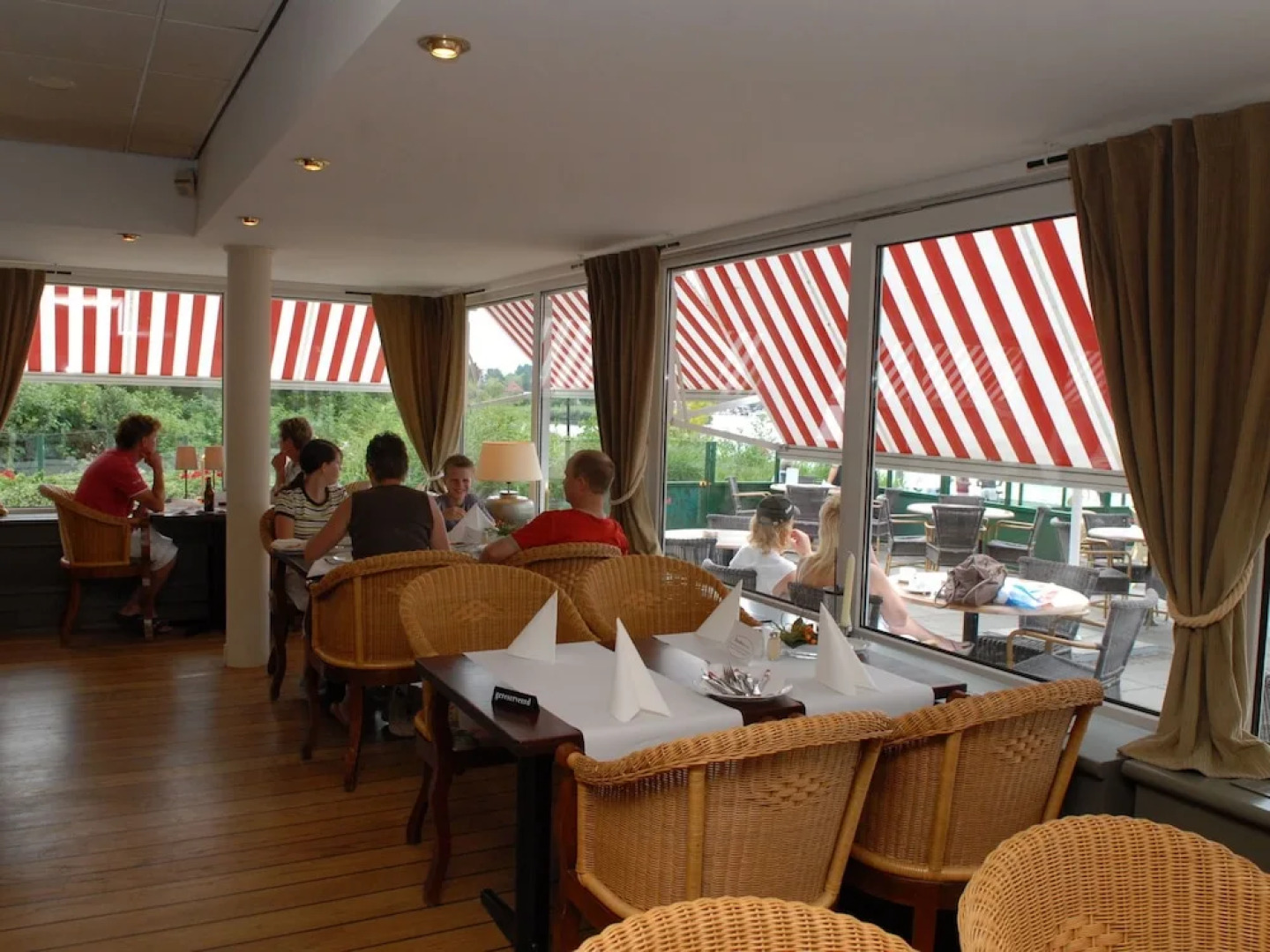Detached bungalow with whirlpool and solarium, in nature