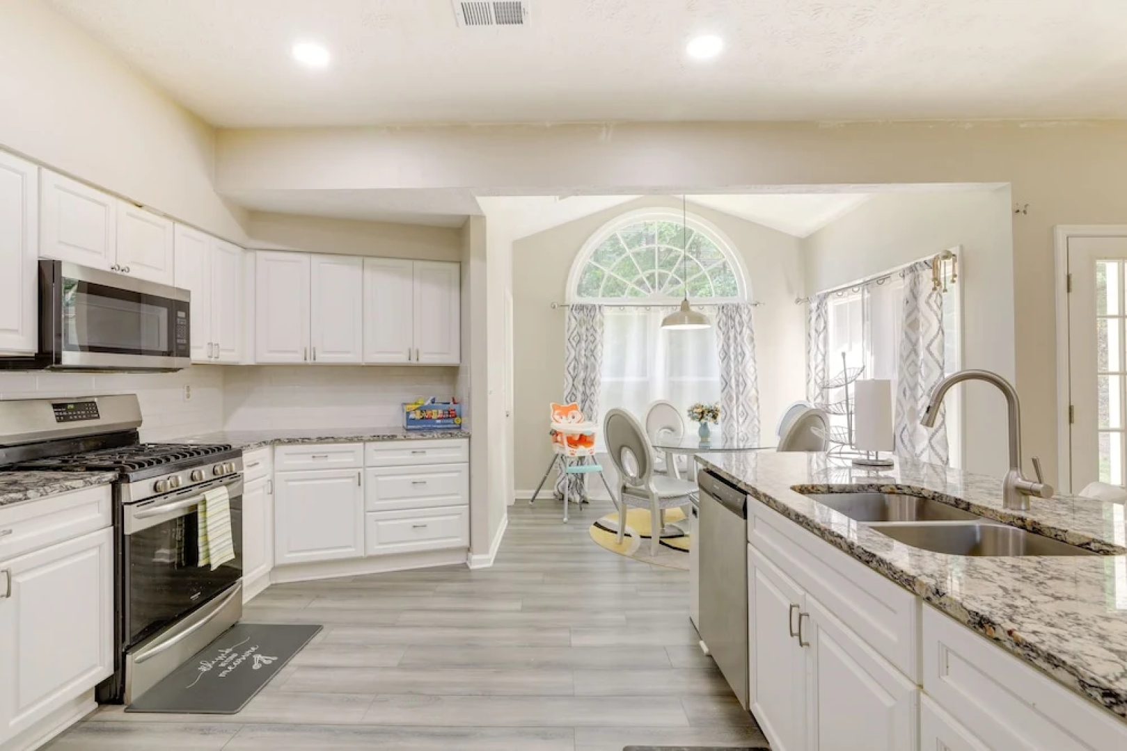 Sunny Lithonia Home ~ 7 Mi to Stone Mountain Park!