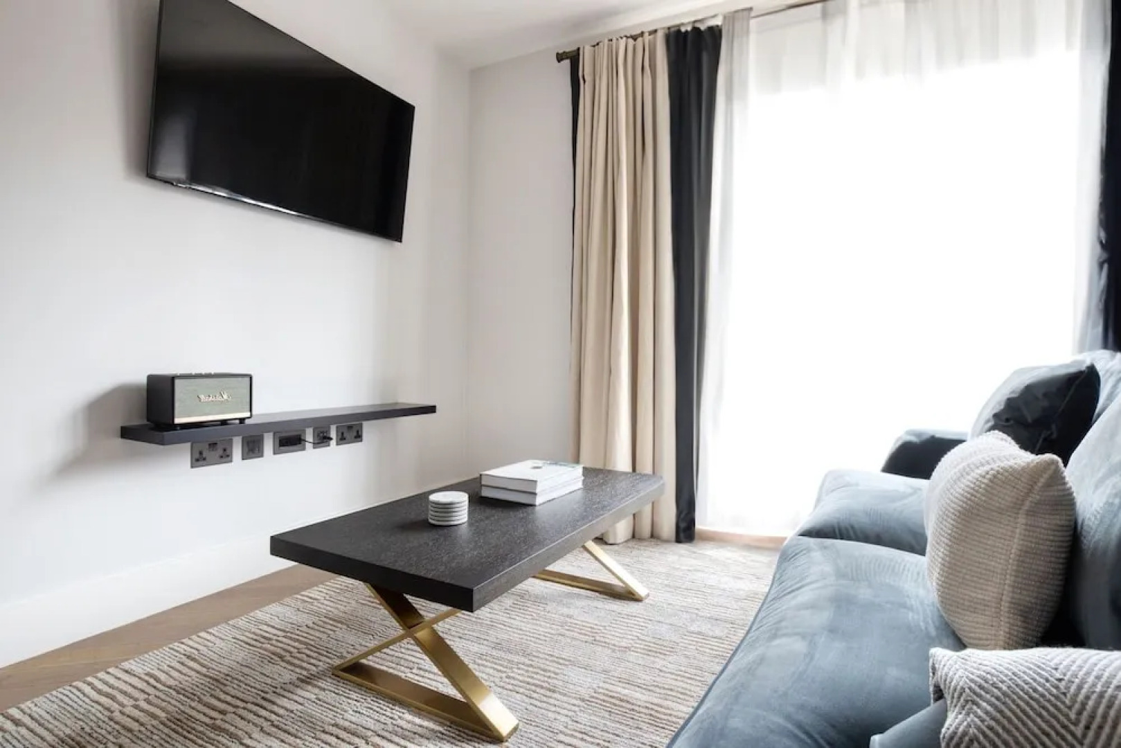 Sophisticated 2 Bedrooms by Spitafields