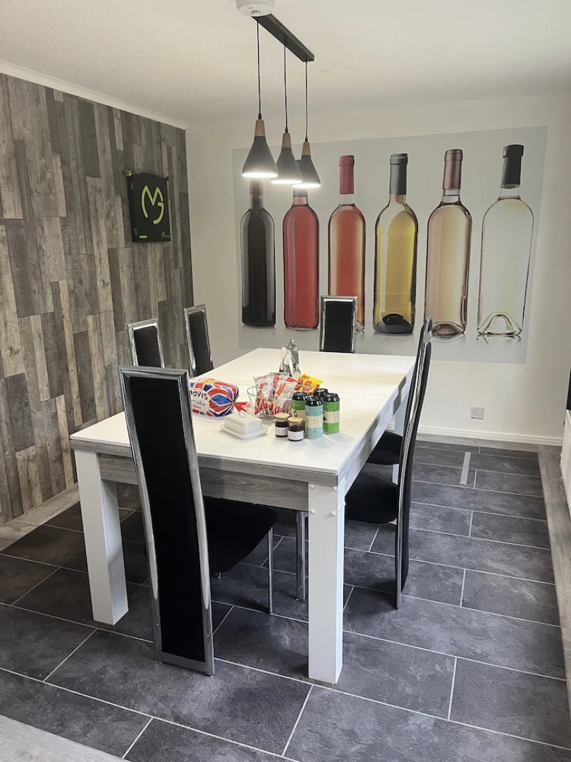 Blaydonburn - Sleeps 6 - Parking - Garden - Hottub