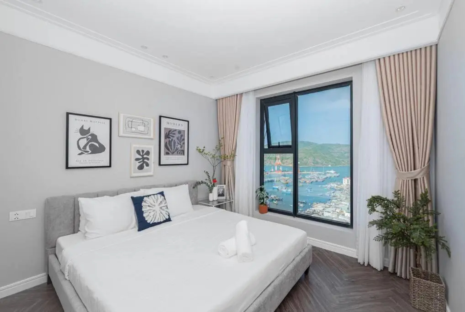 2BR luxury seaview apt 2' walking to the beach