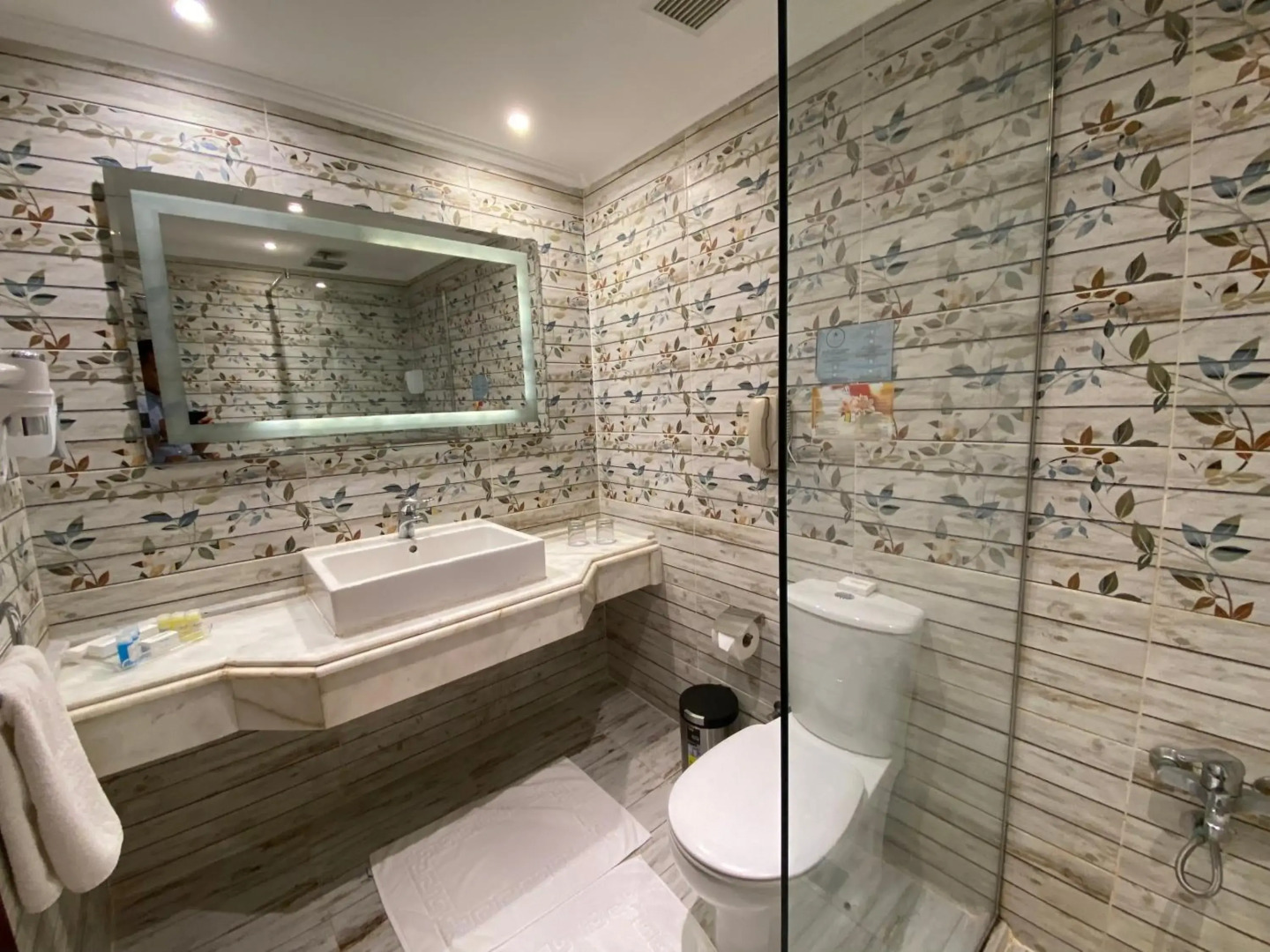 Курортный отель Amwaj Oyoun Resort & Casino