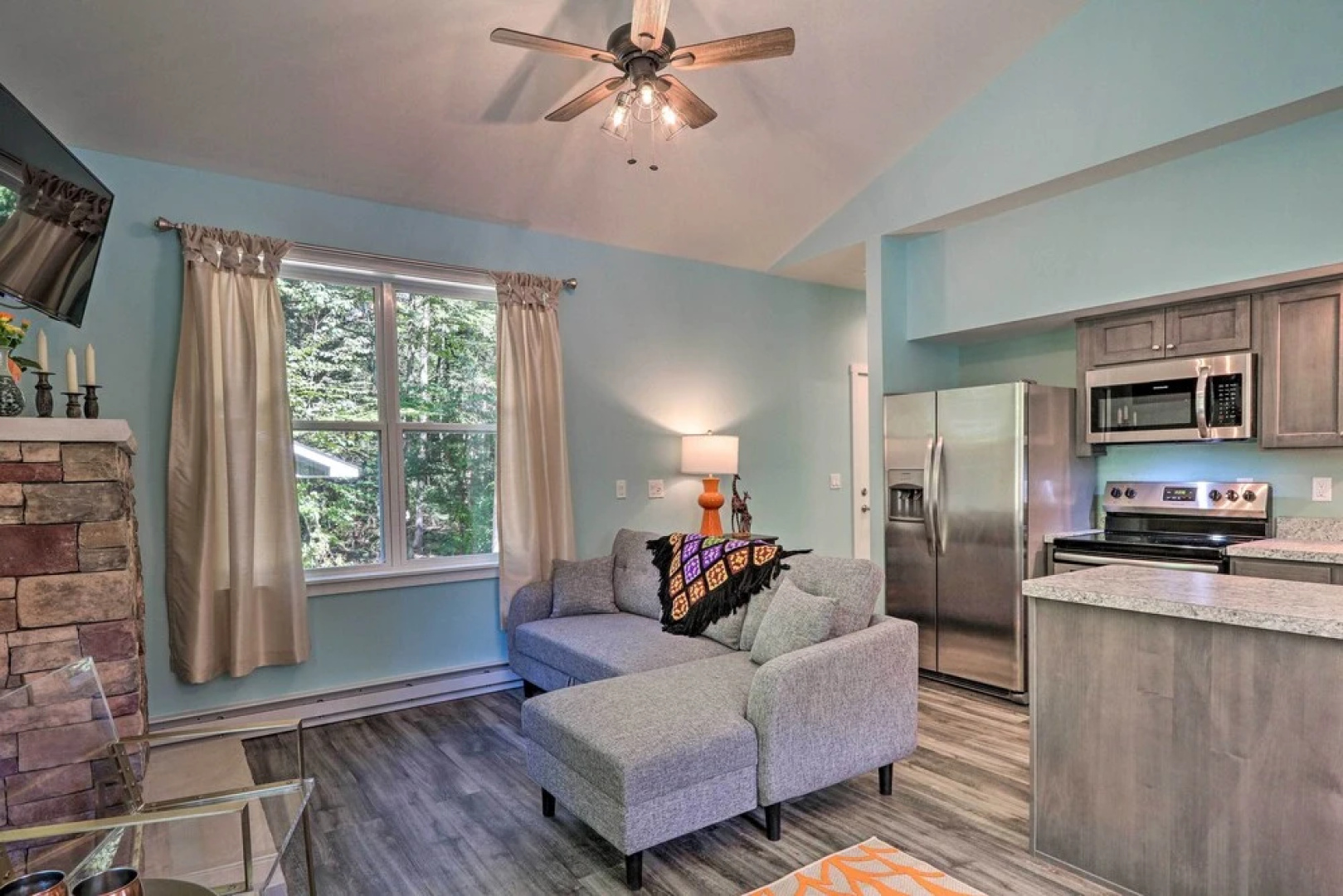 16 Mi to Ski Slopes! Creekside Poconos Cottage