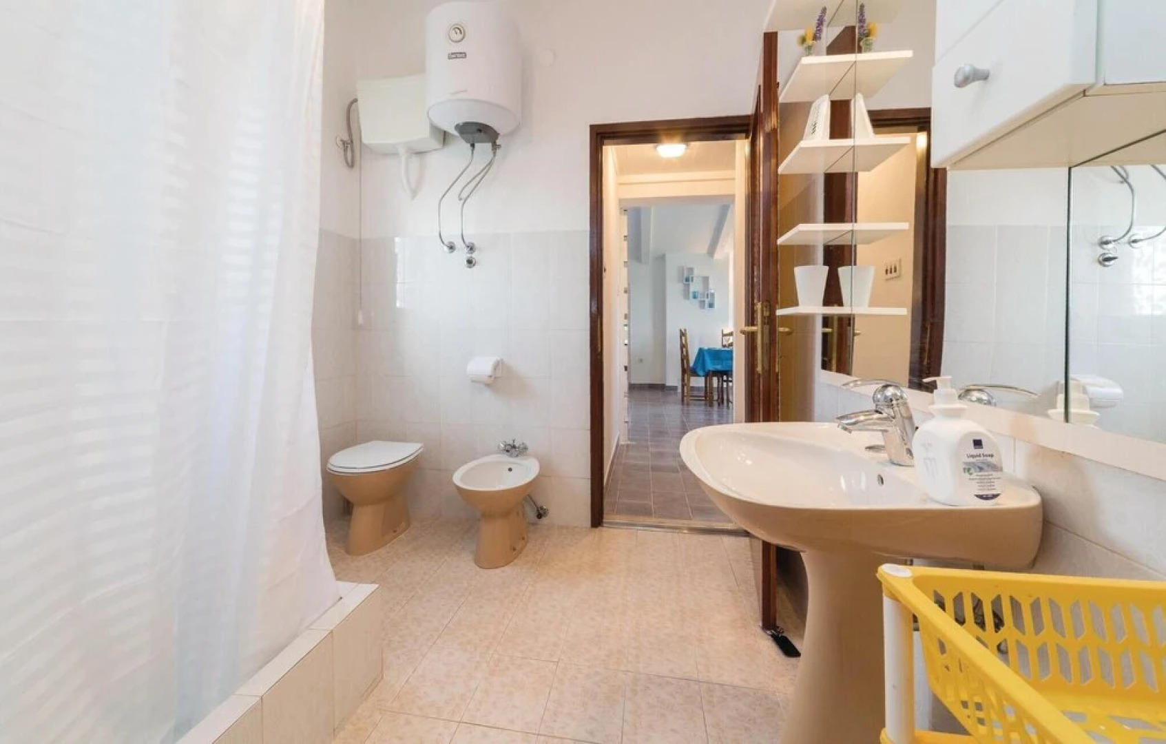 Awesome Home in Tar With Wifi and 3 Bedrooms