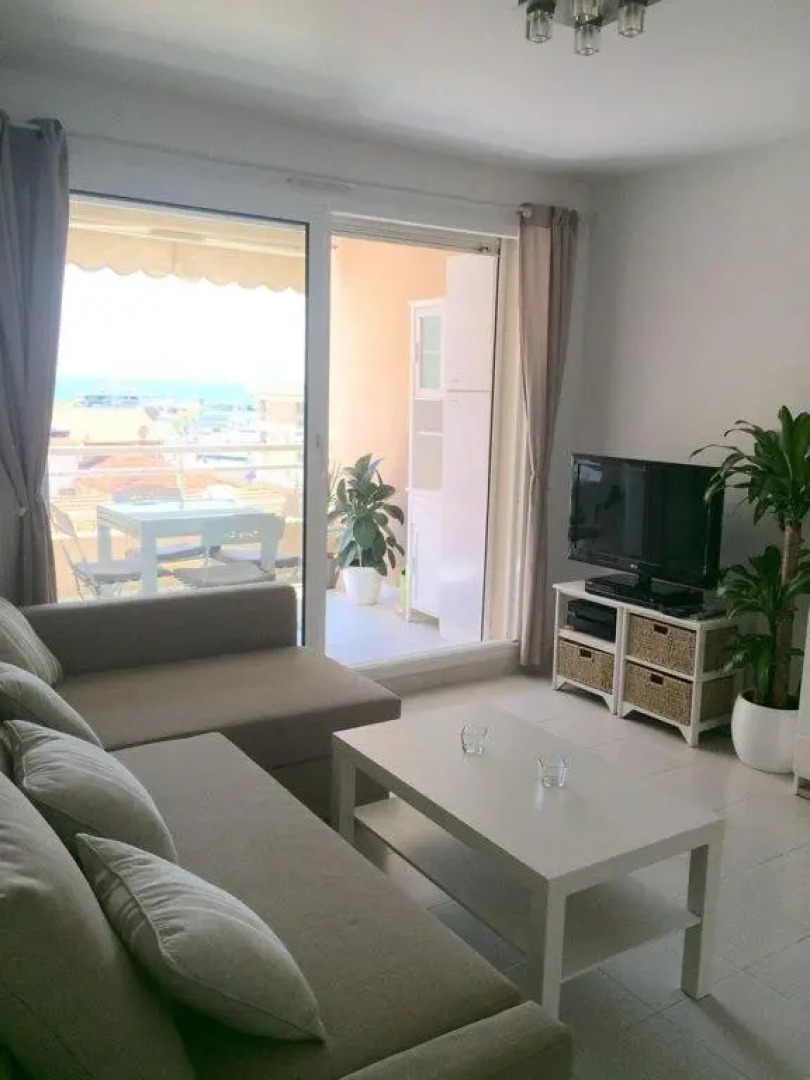 Charmant 2P Vue Mer face au Port de Golfe Juan