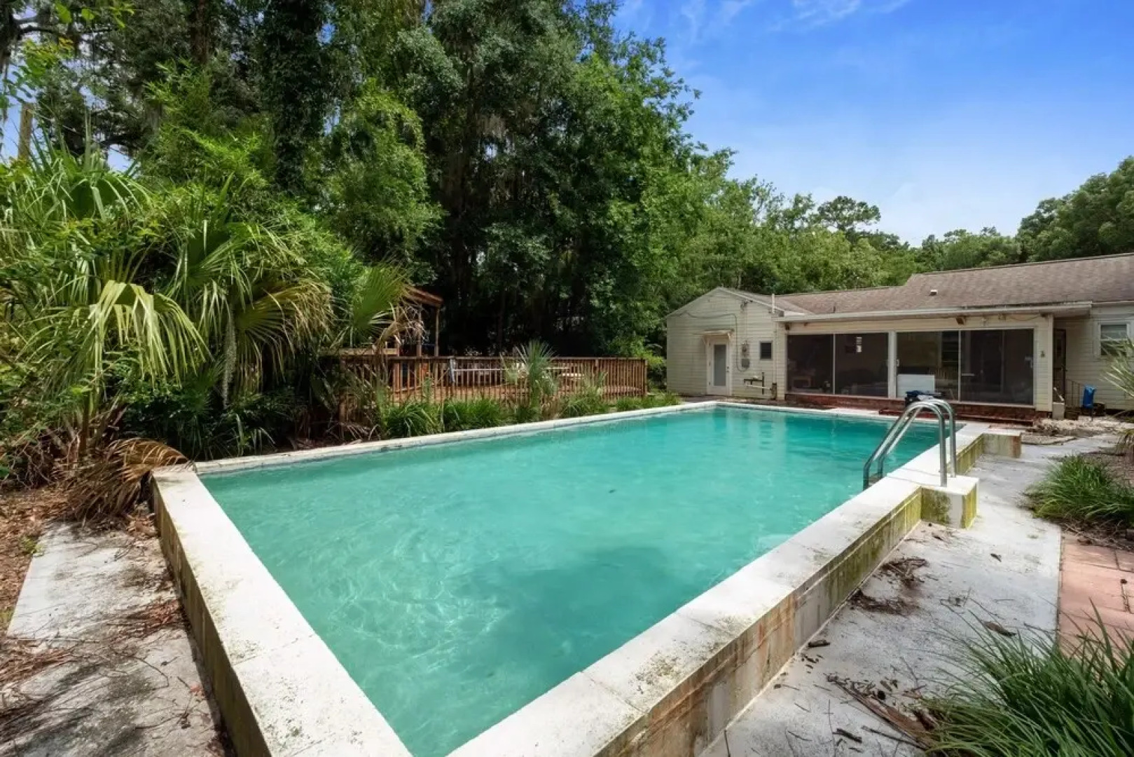 Gainesville 1 Bedroom Apts with Pool, Walk to UF Campus by RedAwning