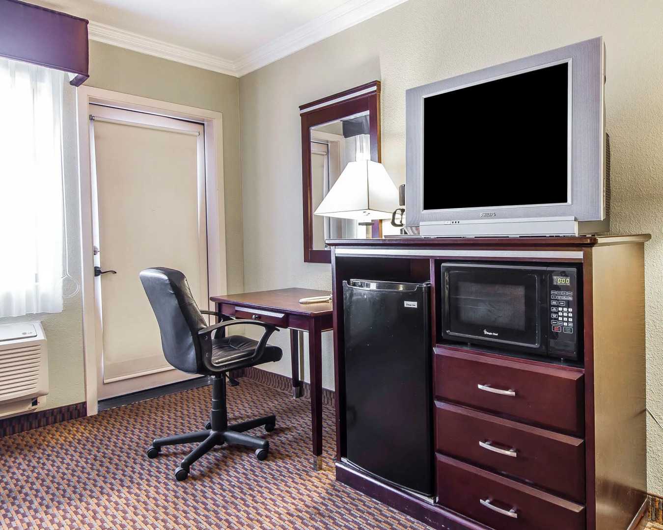 Econo Lodge Inn & Suites