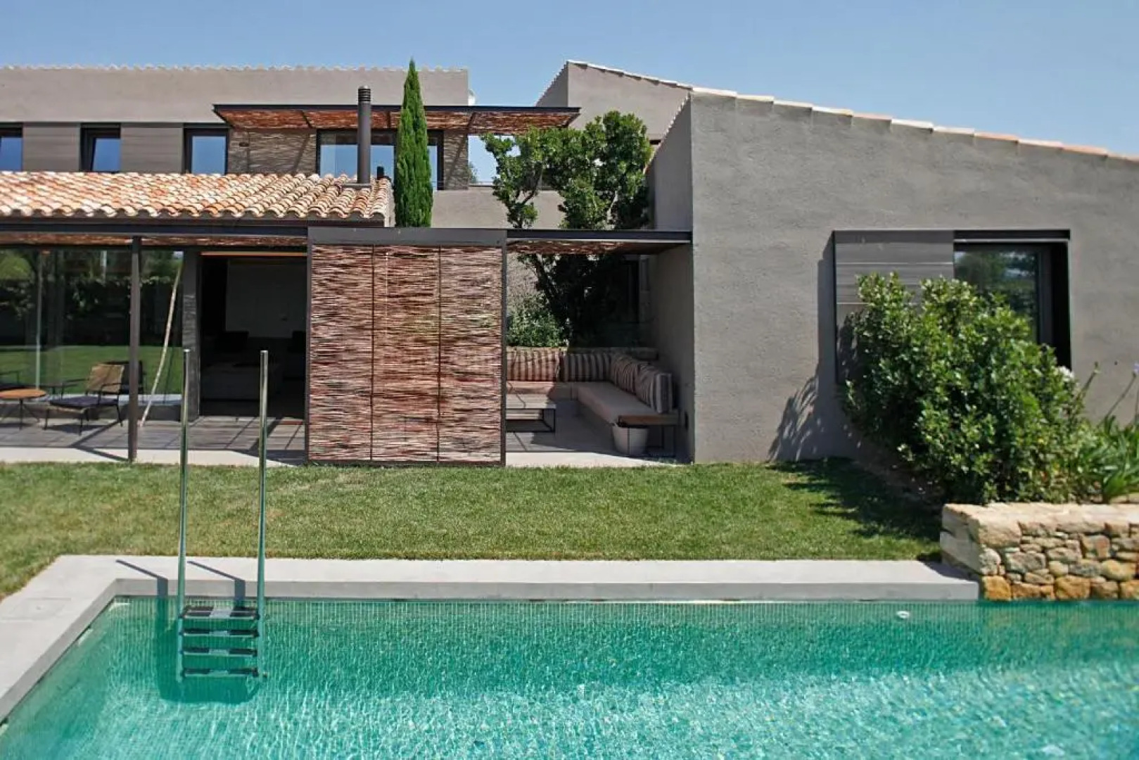 FridaysFlats, Beautiful Villa With Pool