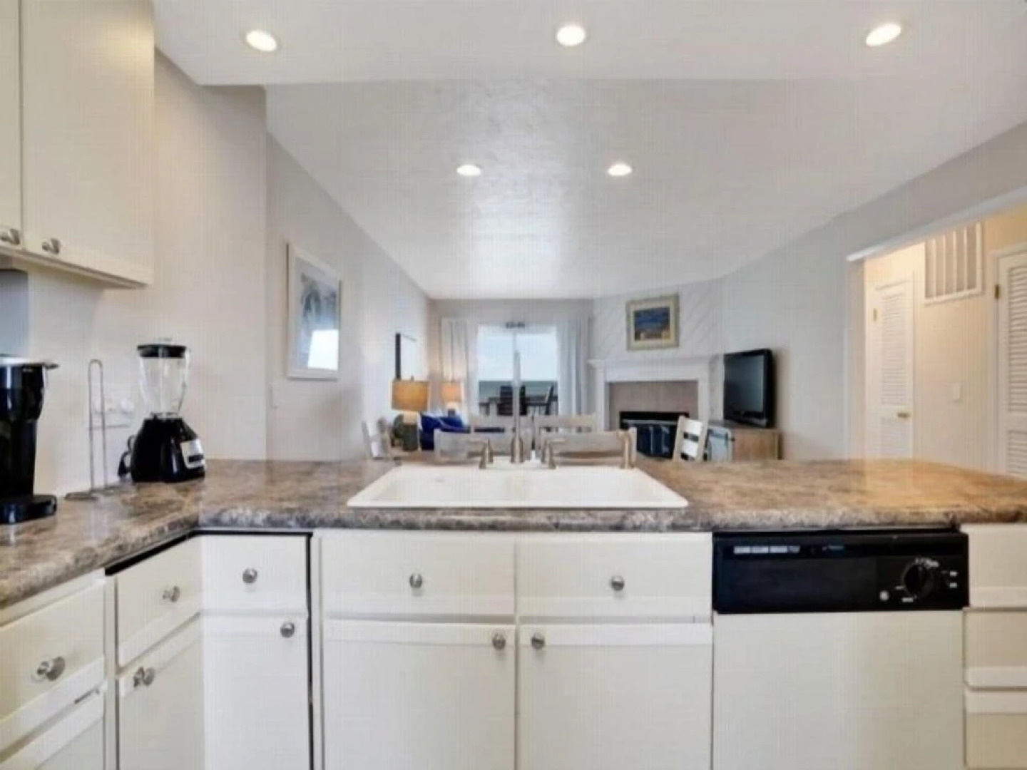 Sandy Toes - Unbeatable Location Within Biking Distance To Dining, Shops, And Entertainment! 2 Bedroom Condo by Redawning