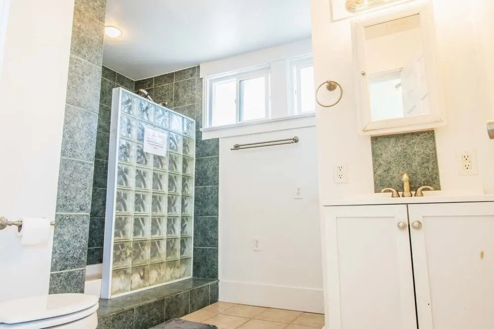 Large and Bright 3 Bedroom With Room For 7