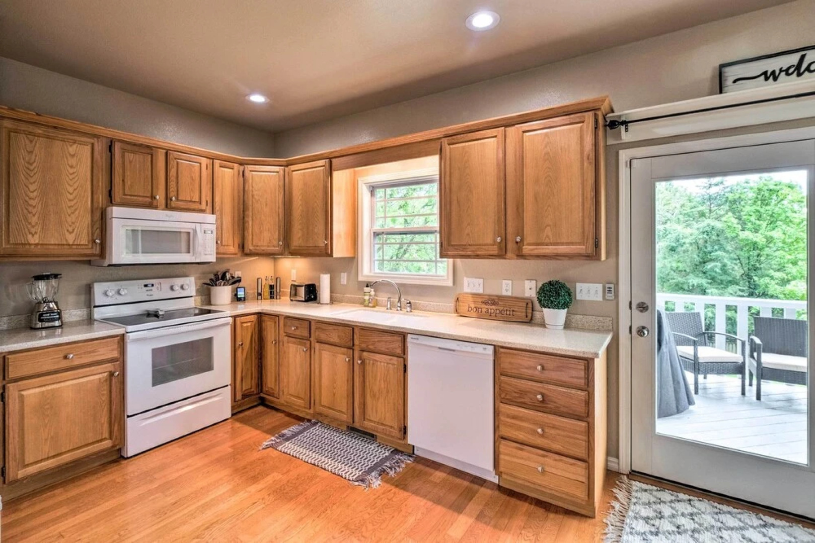 Bella Vista Home w/ Yard: Half Mile to Trails!