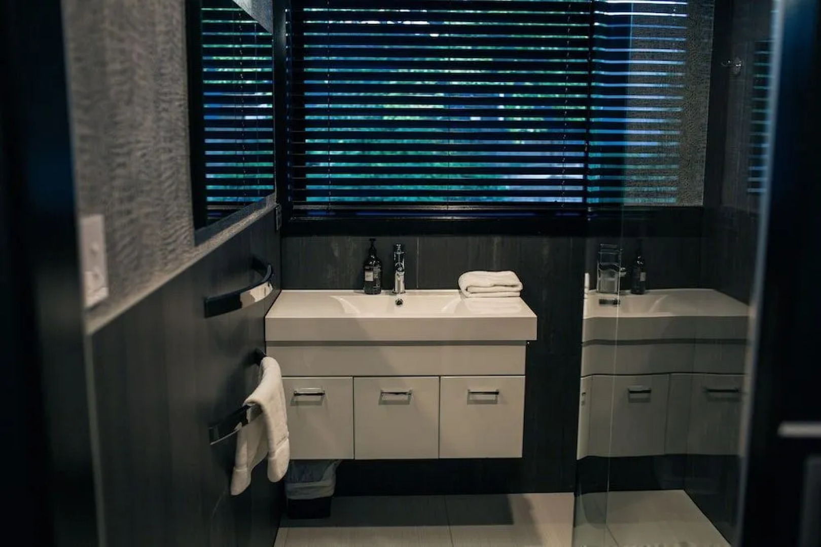 Wanaka Lakefront Gem