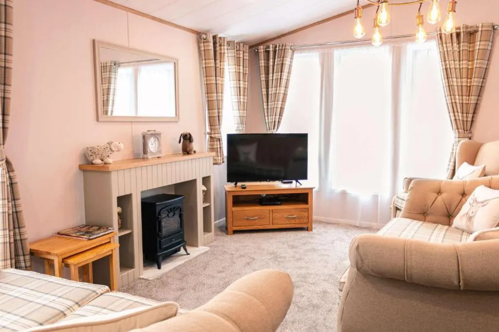 The White Rose Lodge with Hot Tub