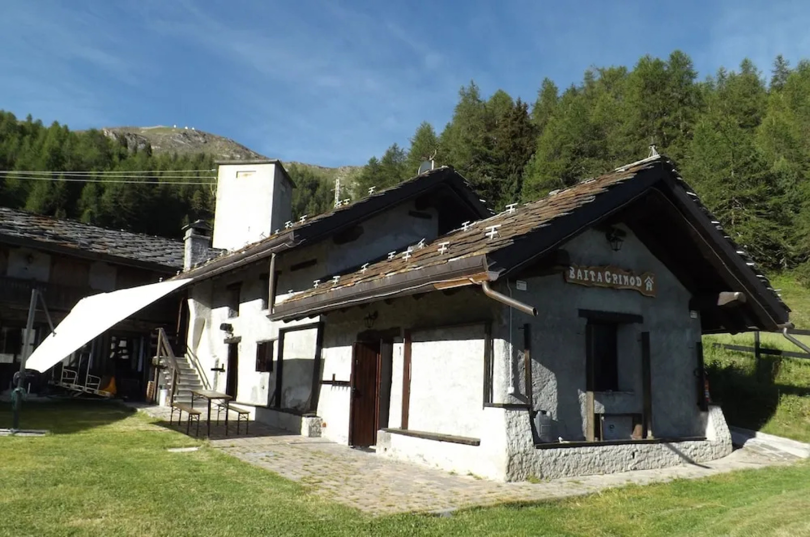 Apartment With Garden