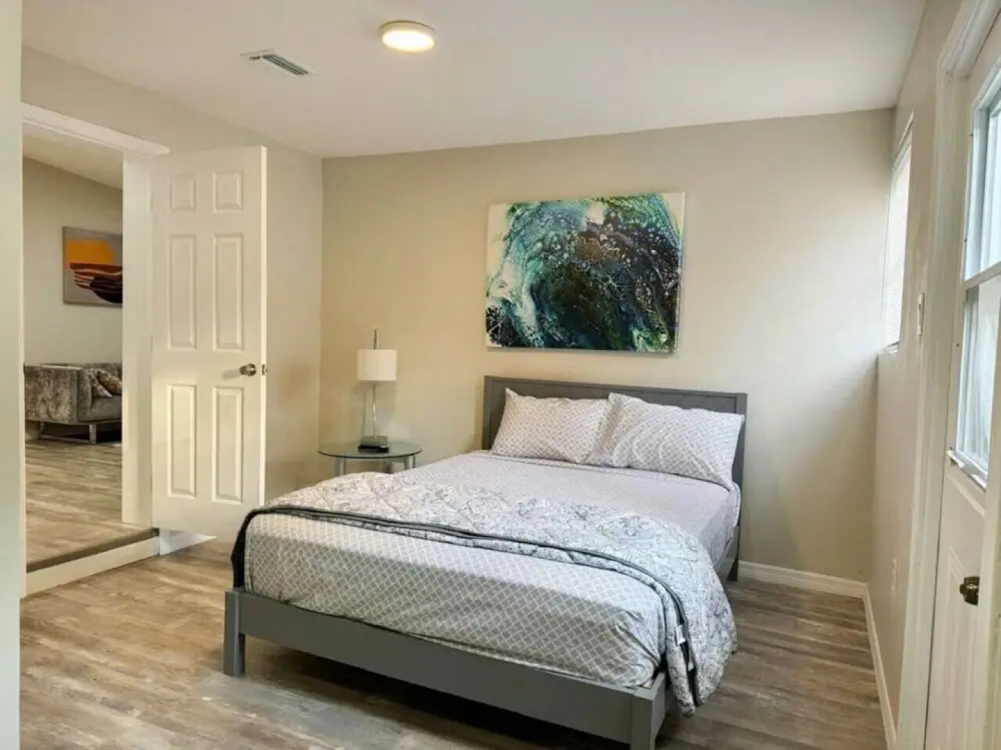 Fresh Renovated Pool Home w 5 Bedrooms Near Beach