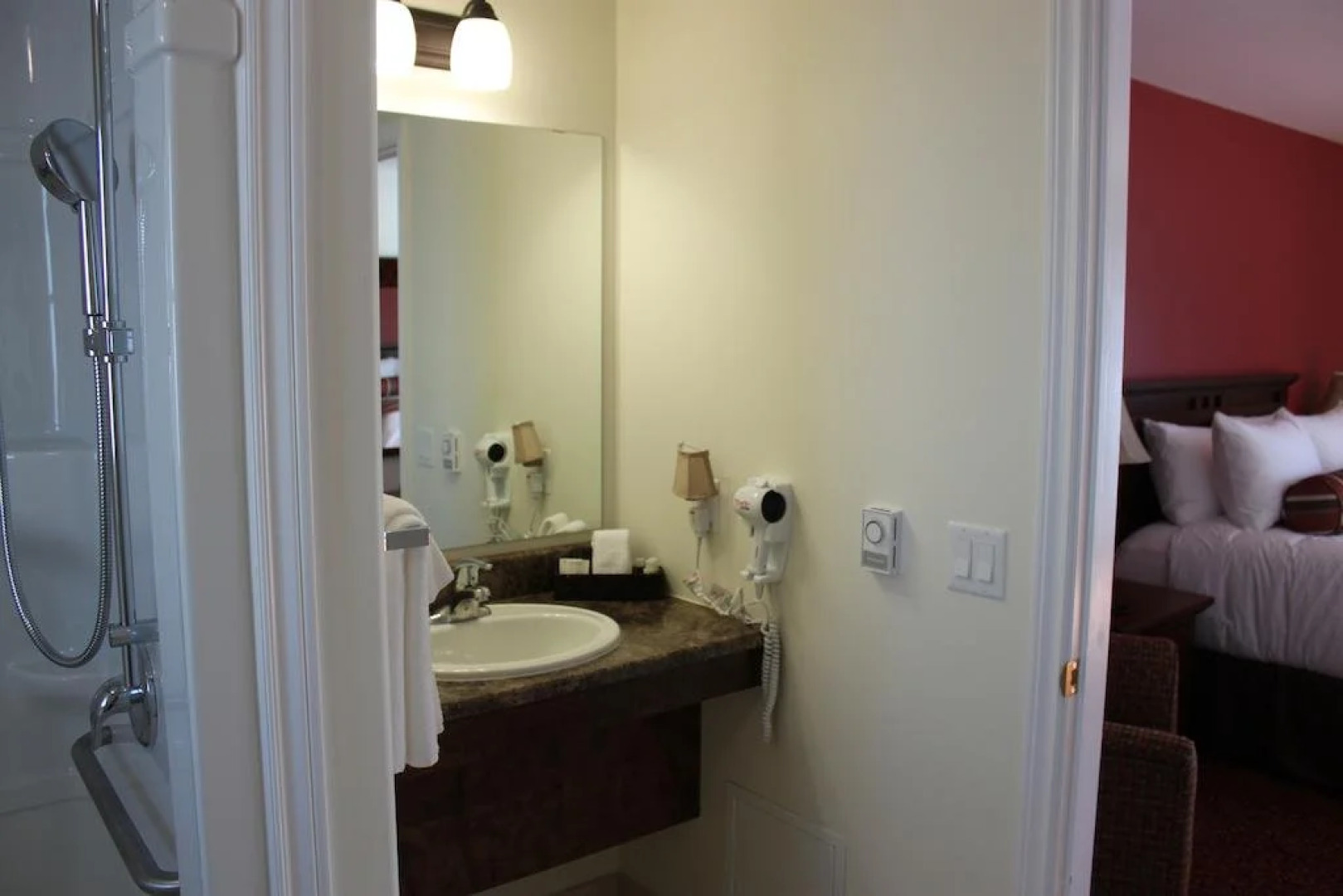 Lanes Riverhouse Inn & Cottages