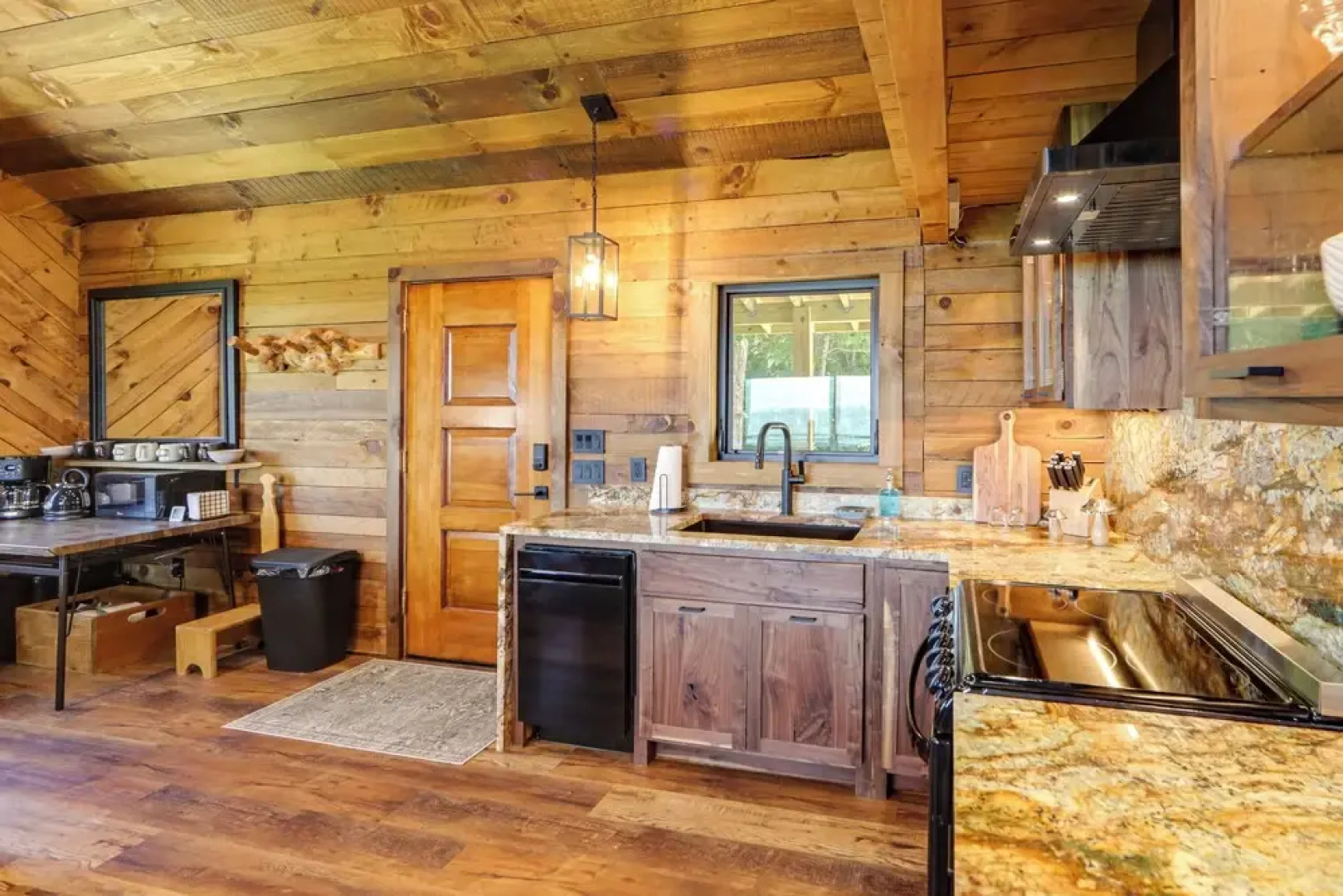 Dreamy Penrose Cabin w/ Panoramic Mountain Views