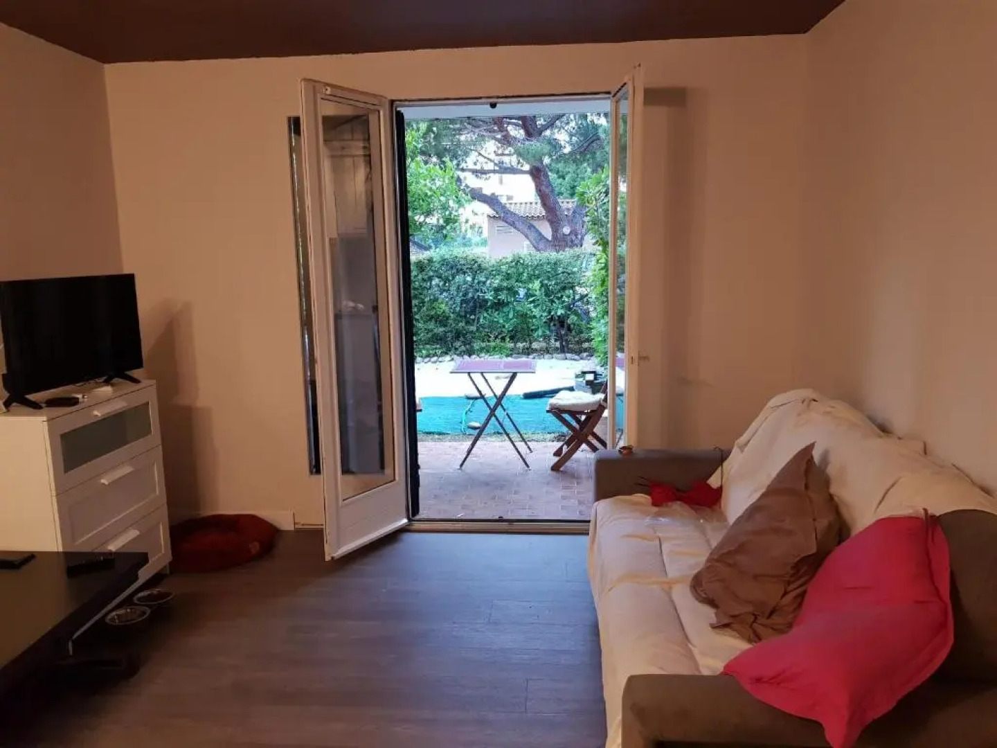 Studio confortable au calme proche du port et de la plage grande terrasse et parking résidence le Grand Large