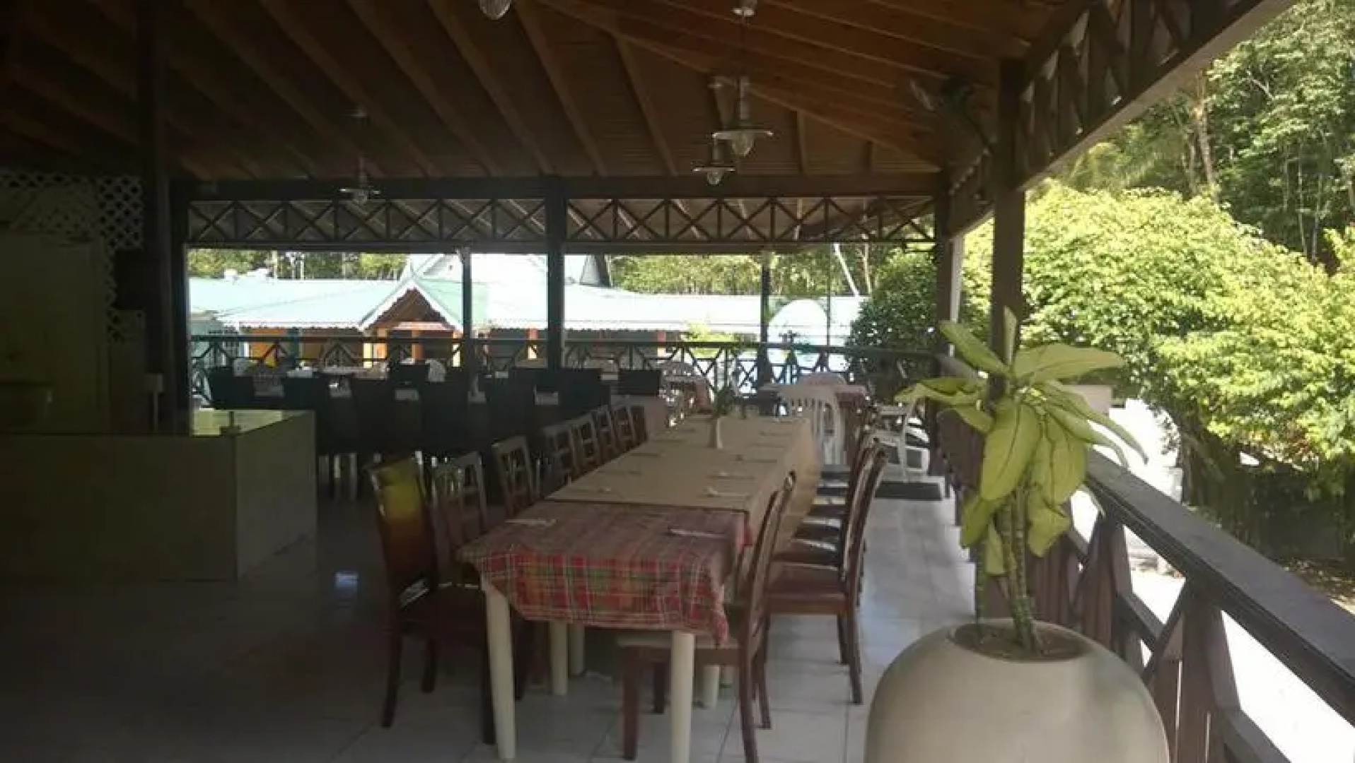 JJ's Paradise Hotel
