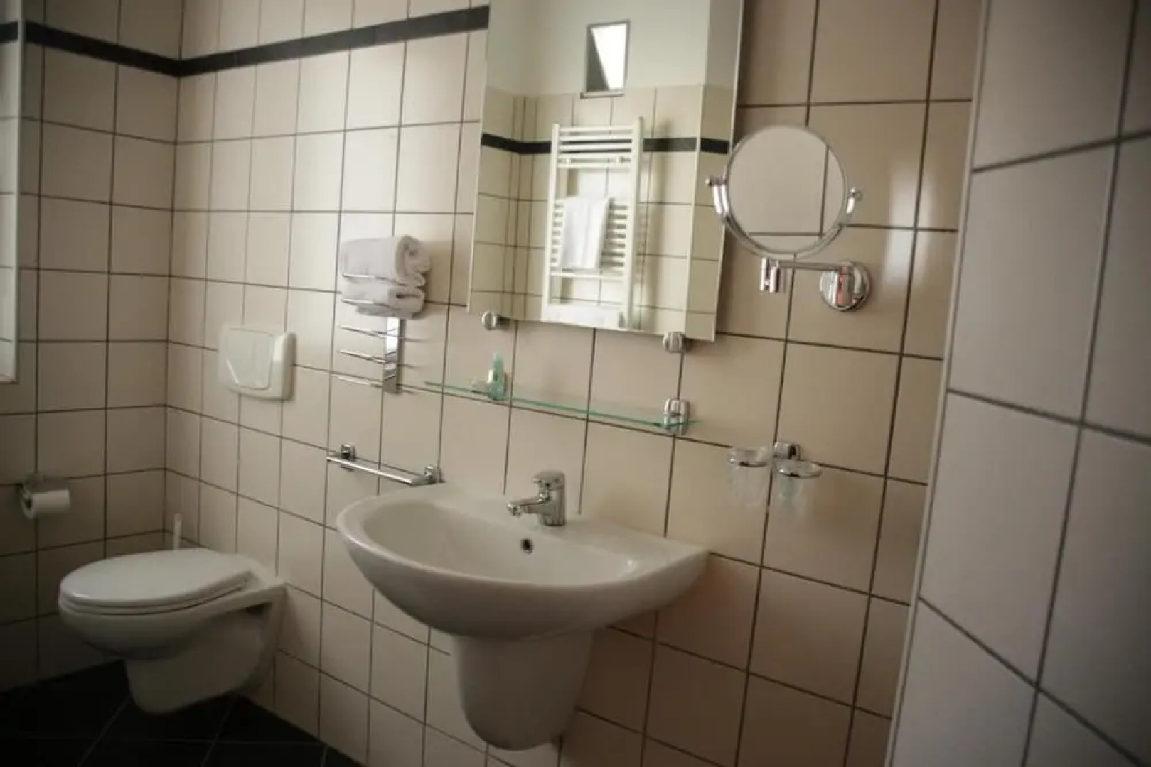 Room in Guest Room - Spacious Double Room in Alba