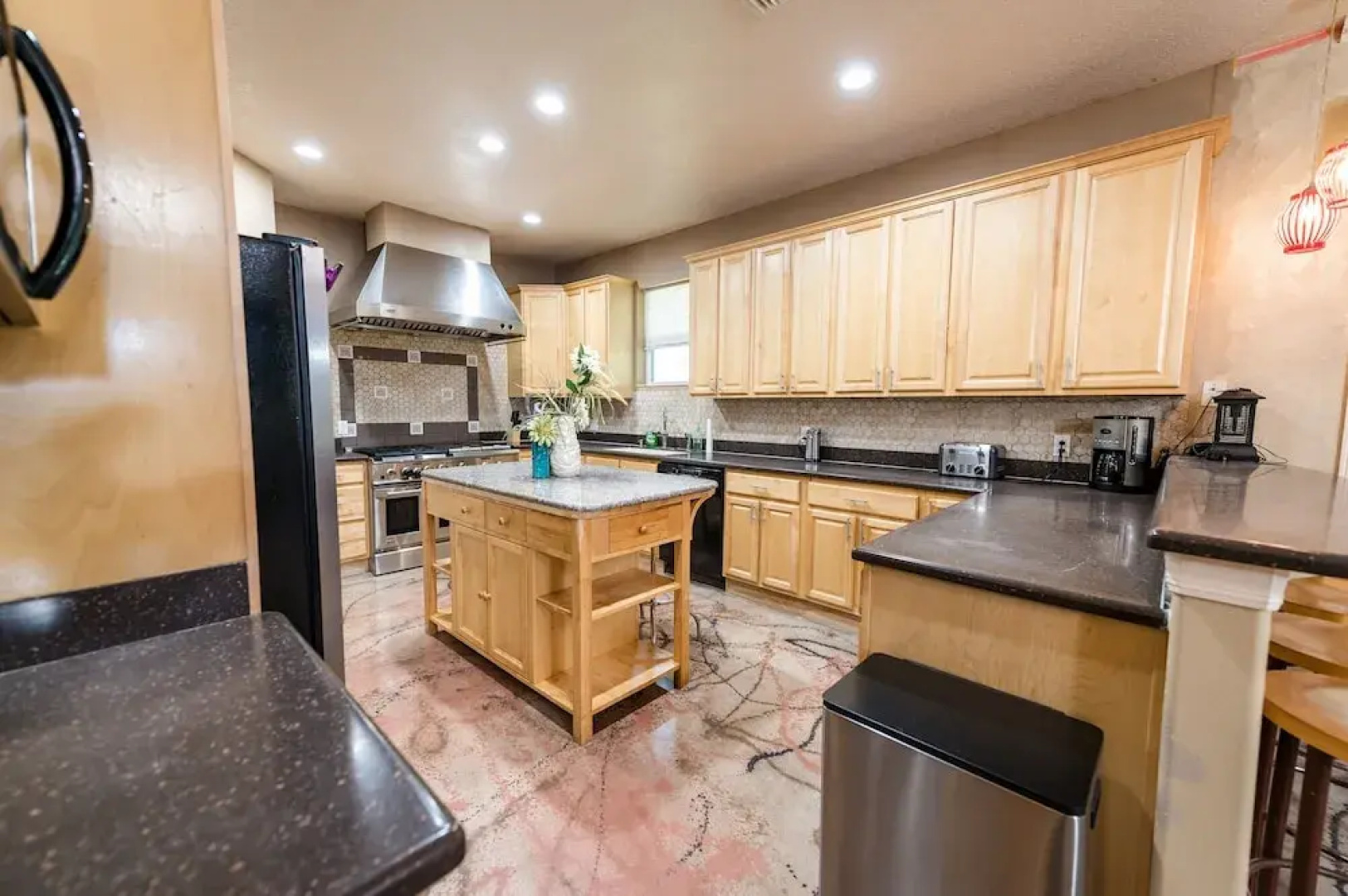 Chic Renovated Oasis: Disney & Universal Nearby 4 Bedroom Home by RedAwning