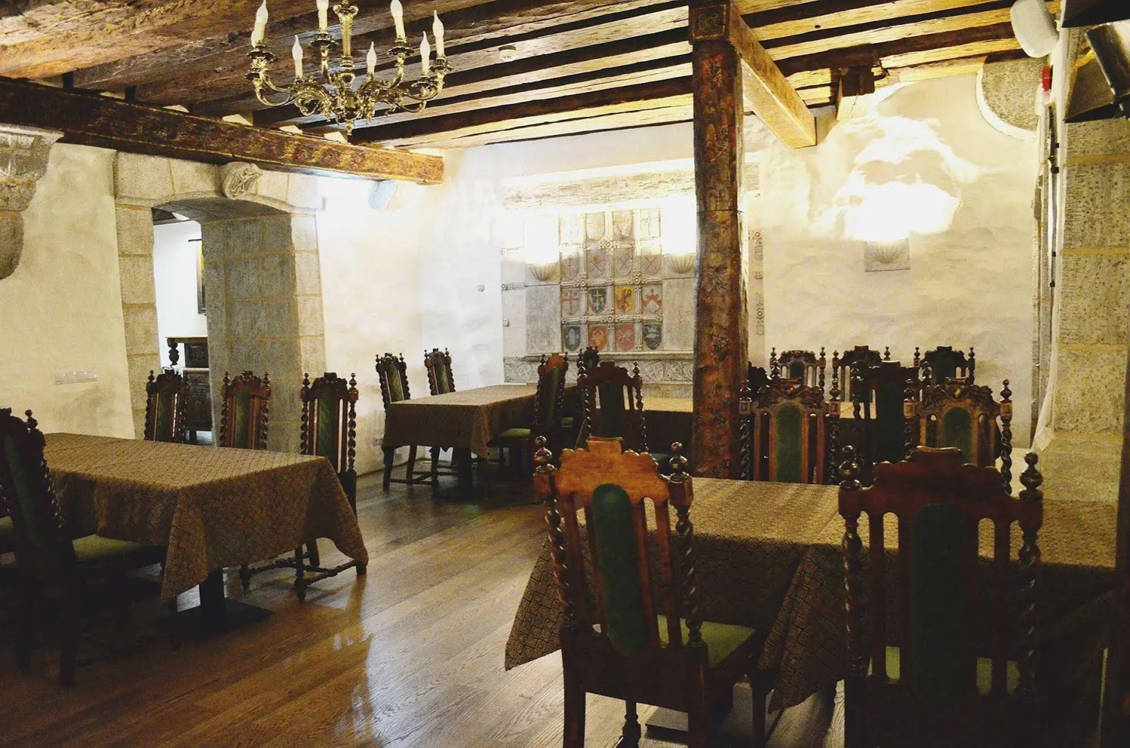 Отель Three Crowns Residents