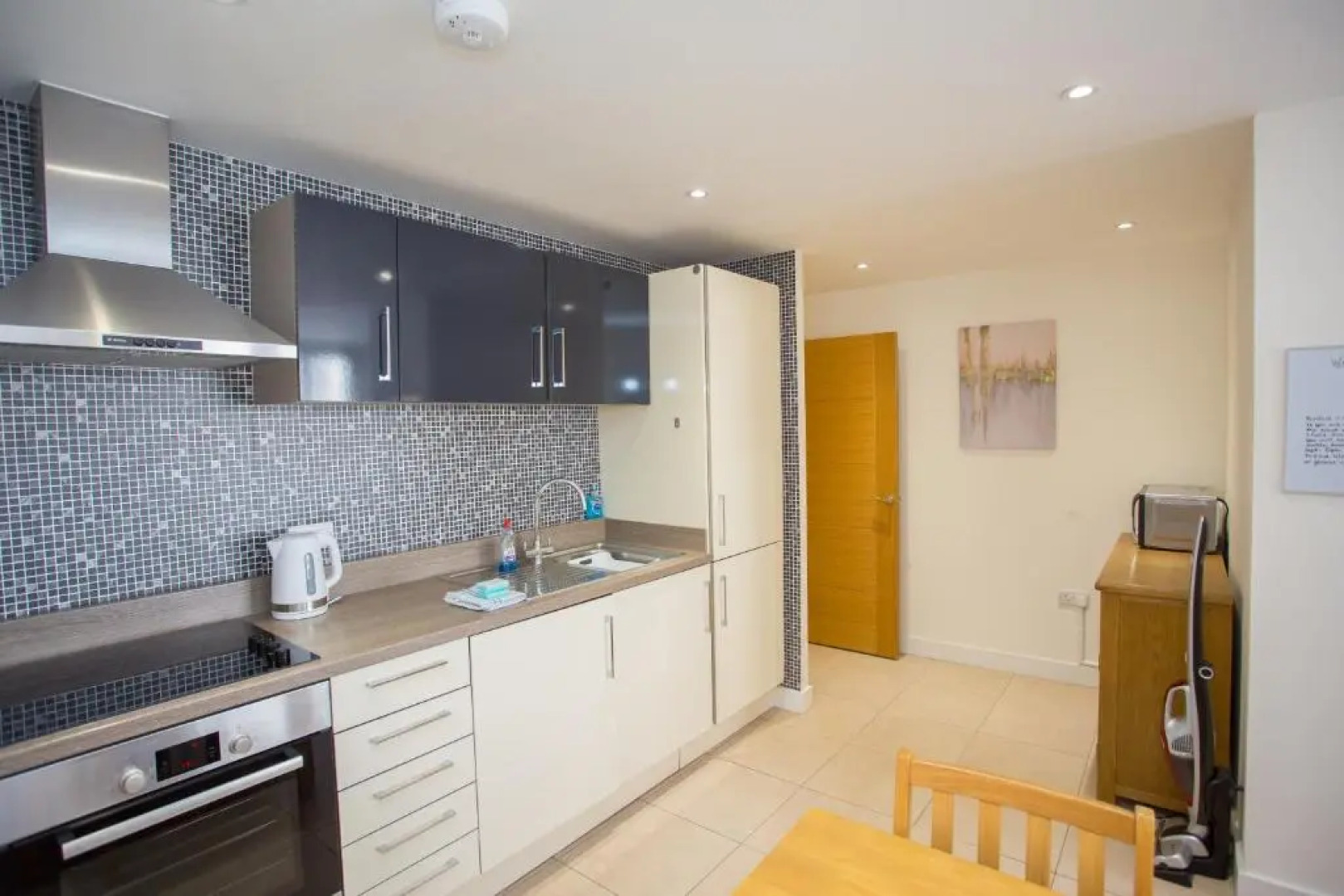 Gorgeous Central Studio with Balcony, 2 mins to Beach and Pier