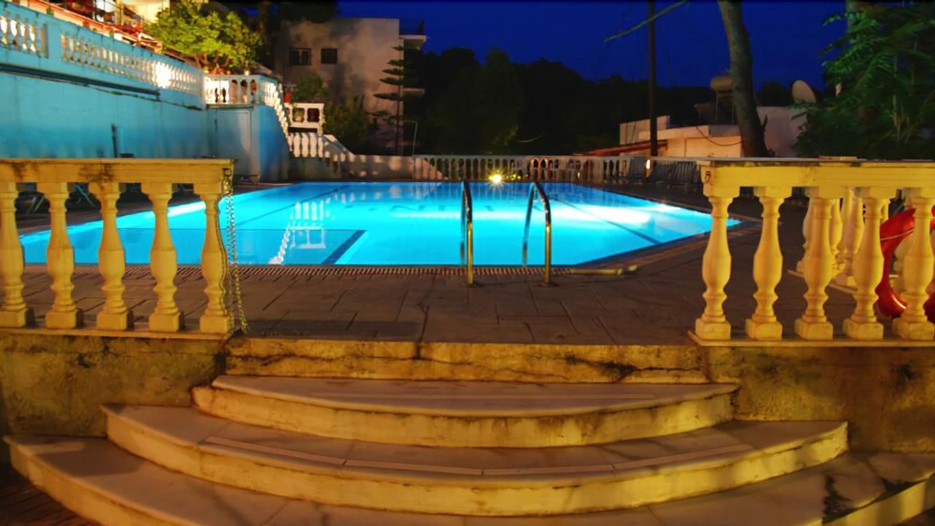 Lions2 Studios and Apartments