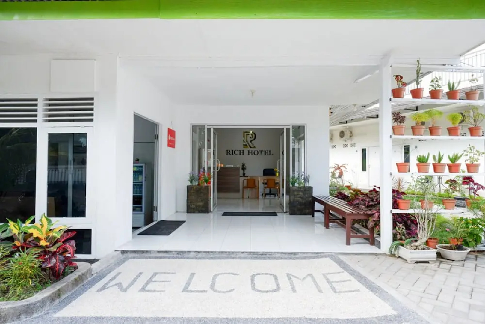 Rich Hotel by RedDoorz