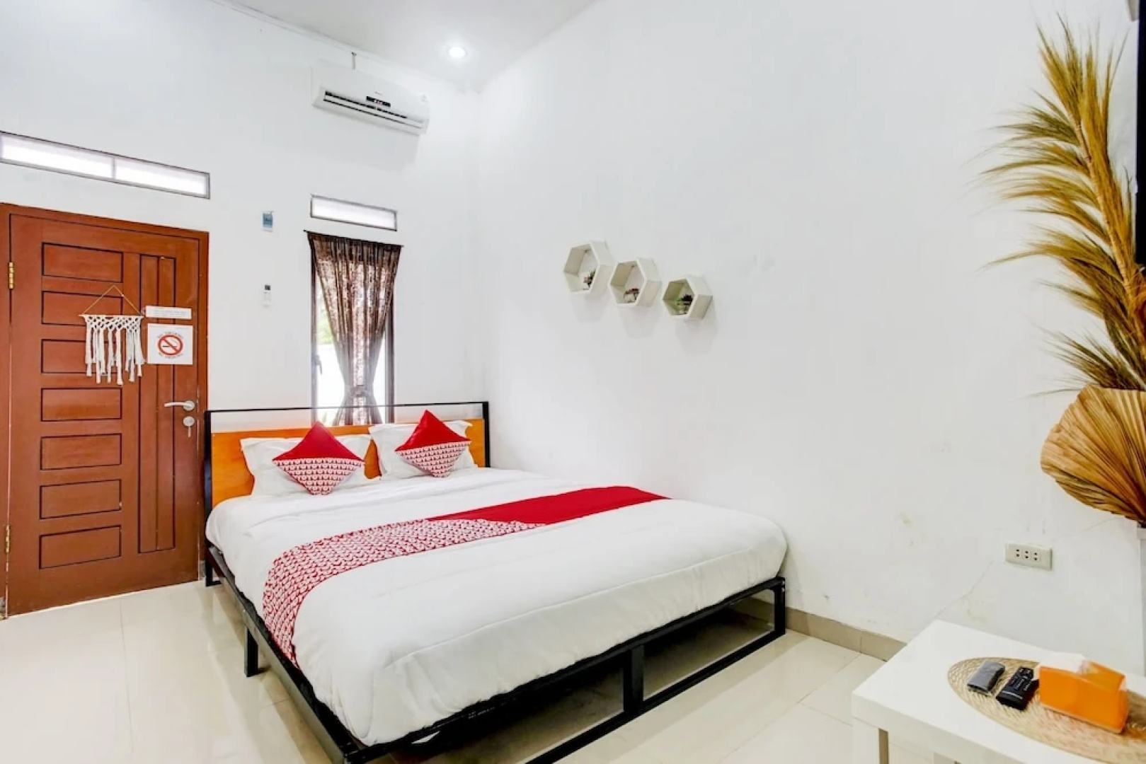 Oemah Ratu Hostel Syariah by OYO Rooms