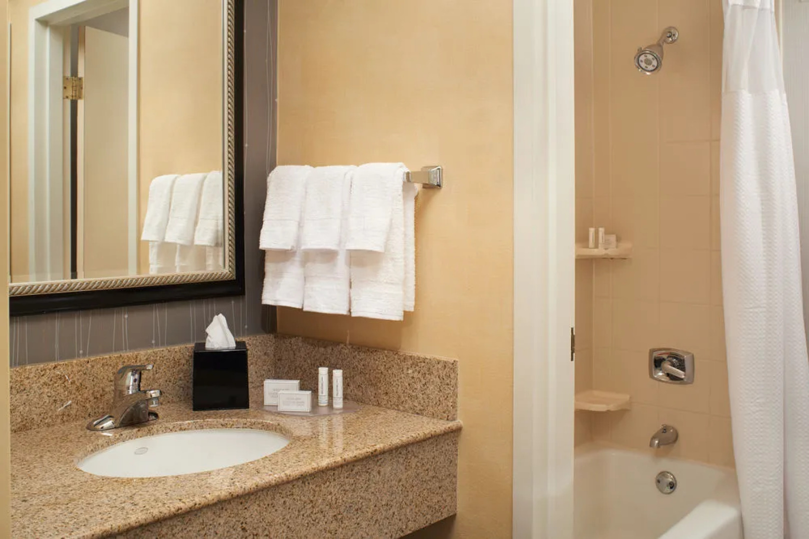 Courtyard Detroit Warren